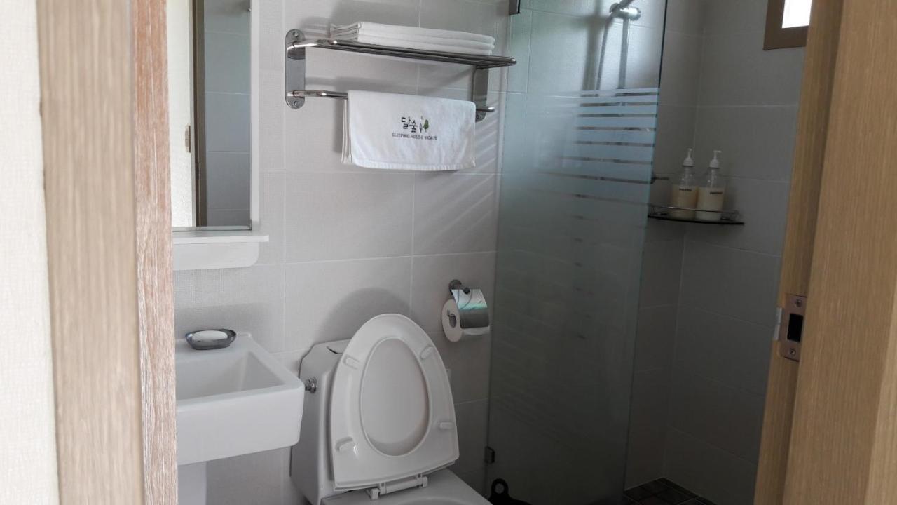 Moon Forest Guesthouse Jeju Dış mekan fotoğraf